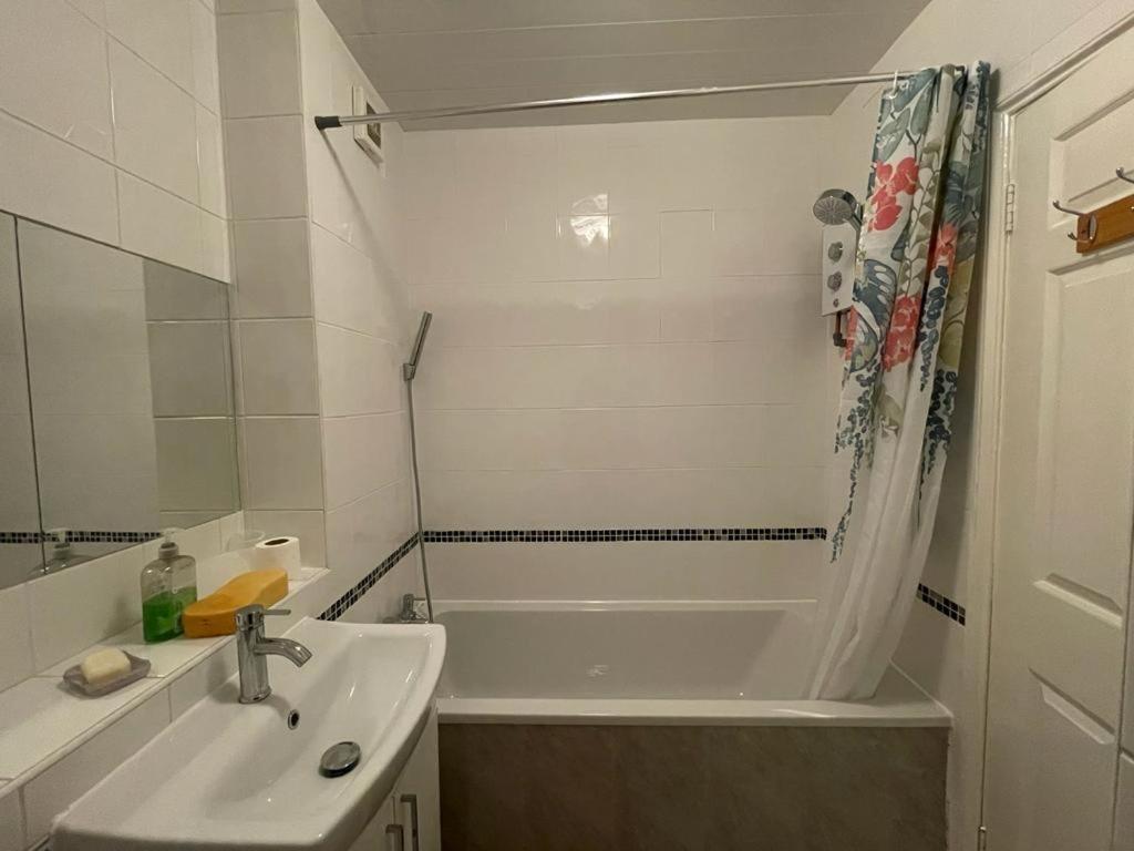 Apartment Beautiful 2 Bedroom Flat In London! Near Excel O2 Arena And Central! With Garden London