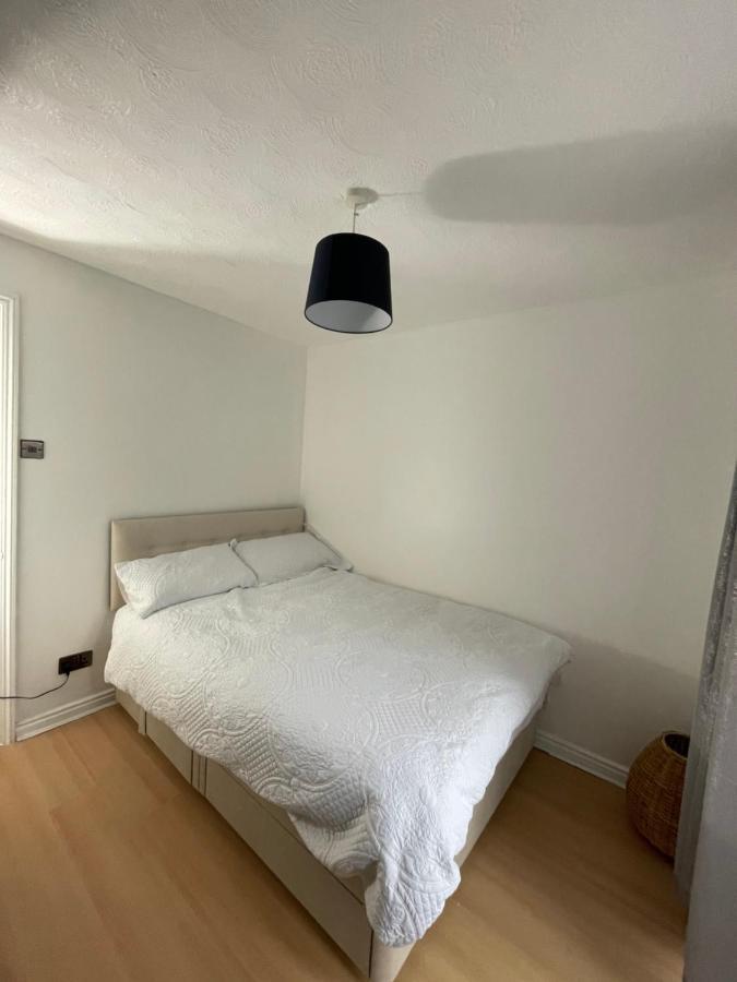Beautiful 2 Bedroom Flat In London! Near Excel O2 Arena And Central! With Garden Apartment