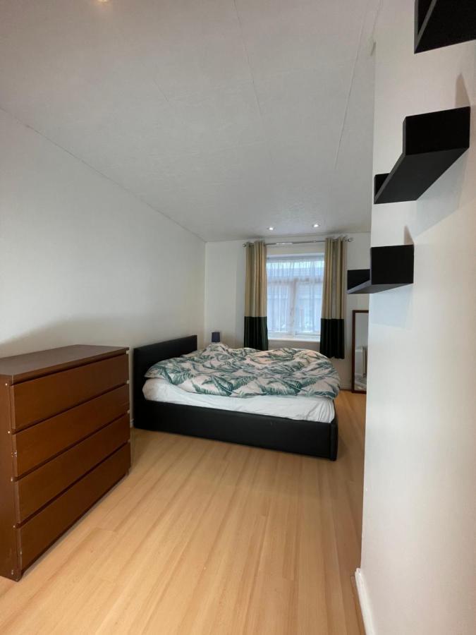 Beautiful 2 Bedroom Flat In London! Near Excel O2 Arena And Central! With Garden * London