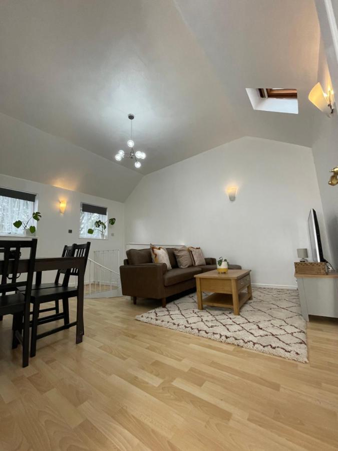 Beautiful 2 Bedroom Flat In London! Near Excel O2 Arena And Central! With Garden Apartment
