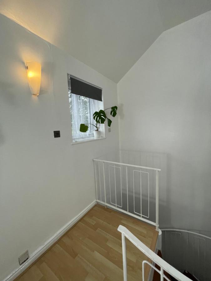 Beautiful 2 Bedroom Flat In London! Near Excel O2 Arena And Central! With Garden * London