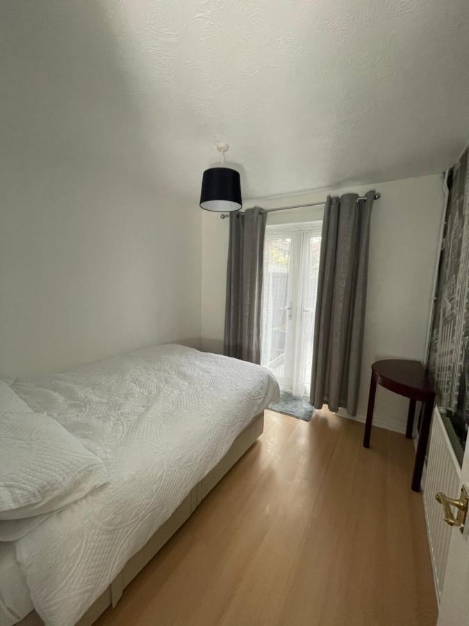 Beautiful 2 Bedroom Flat In London! Near Excel O2 Arena And Central! With Garden * London