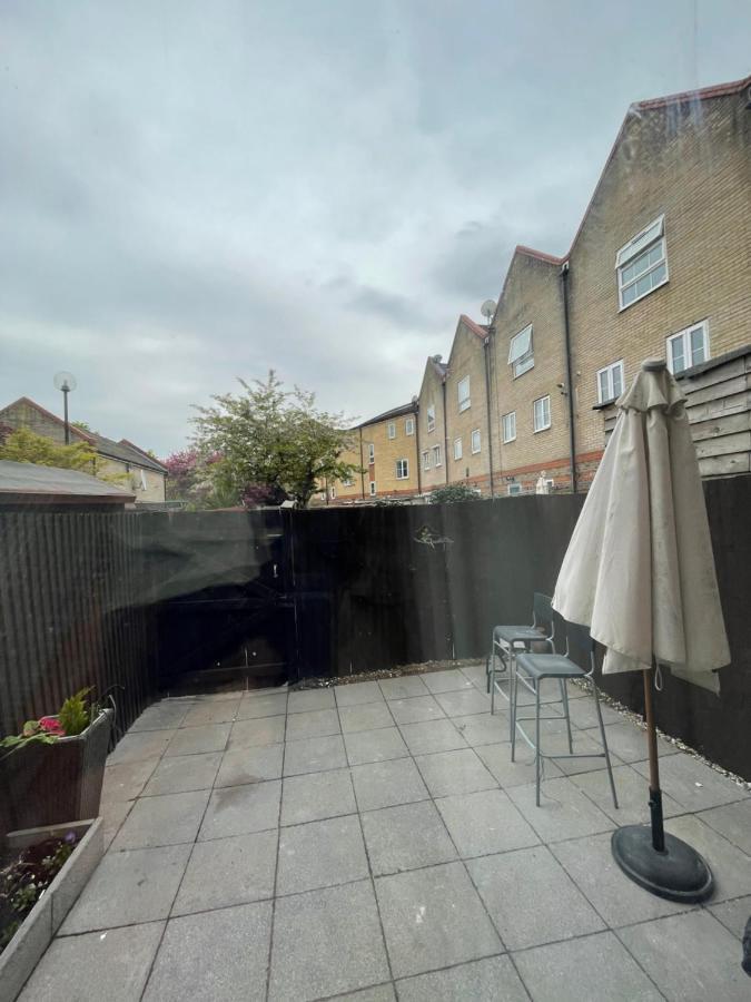 Beautiful 2 Bedroom Flat In London! Near Excel O2 Arena And Central! With Garden *