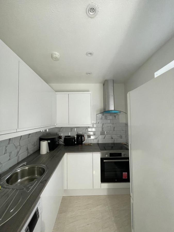 Beautiful 2 Bedroom Flat In London! Near Excel O2 Arena And Central! With Garden