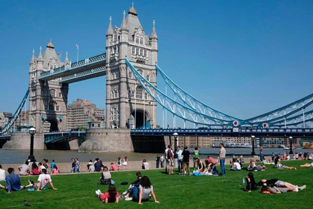 Tower Bridge! Immaculate One Bed Apartment *