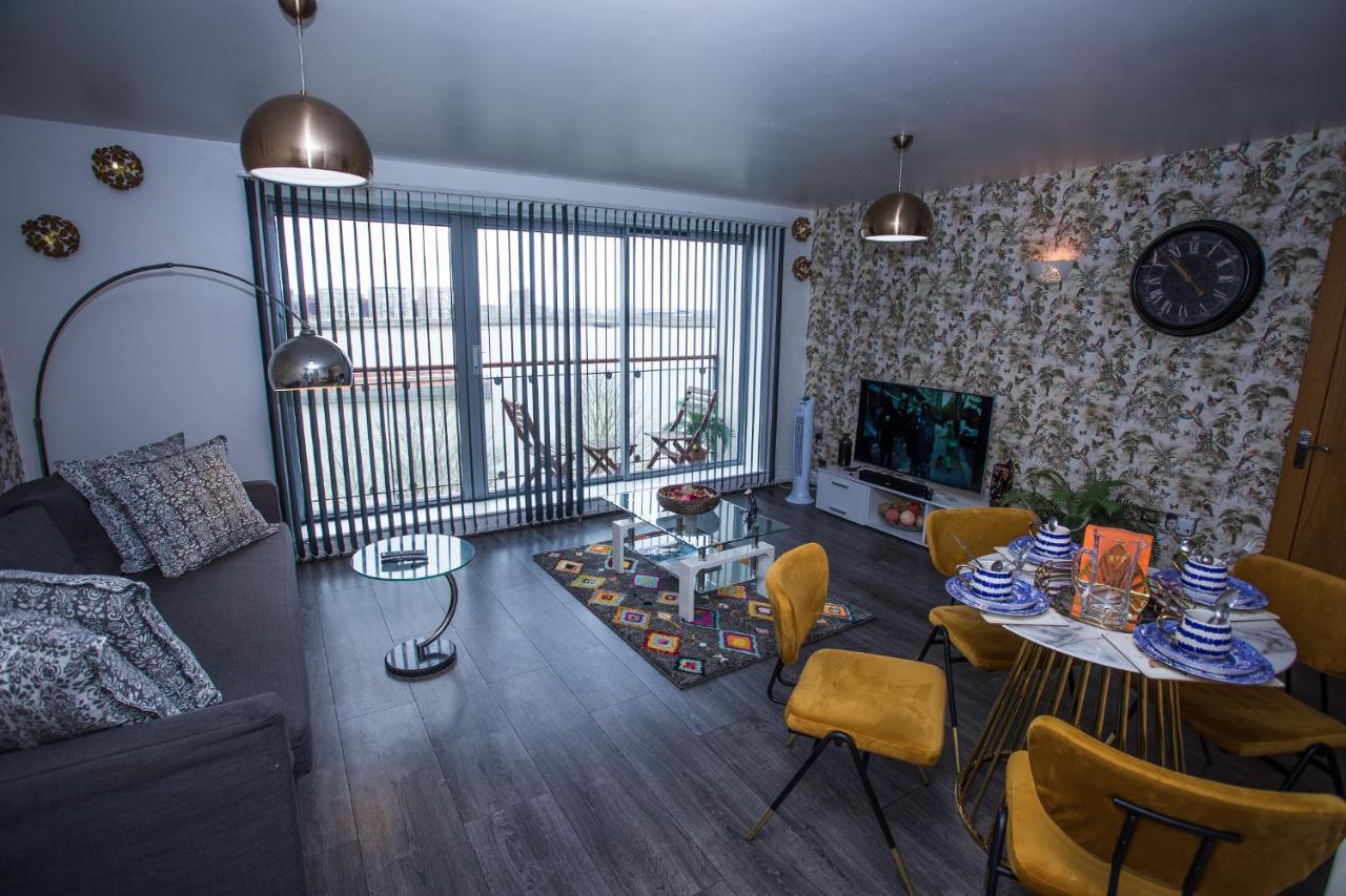 Remarkable 2-bed With Sea View *