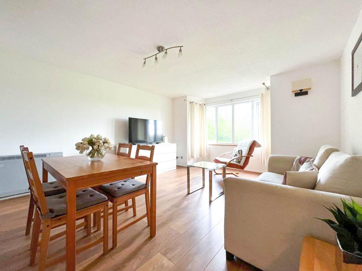 Lovely 2 Bedroom Flat With Free Parking, Great Transport Links To London, The Excel Centre, Canary Wharf And The O2! Apartamento