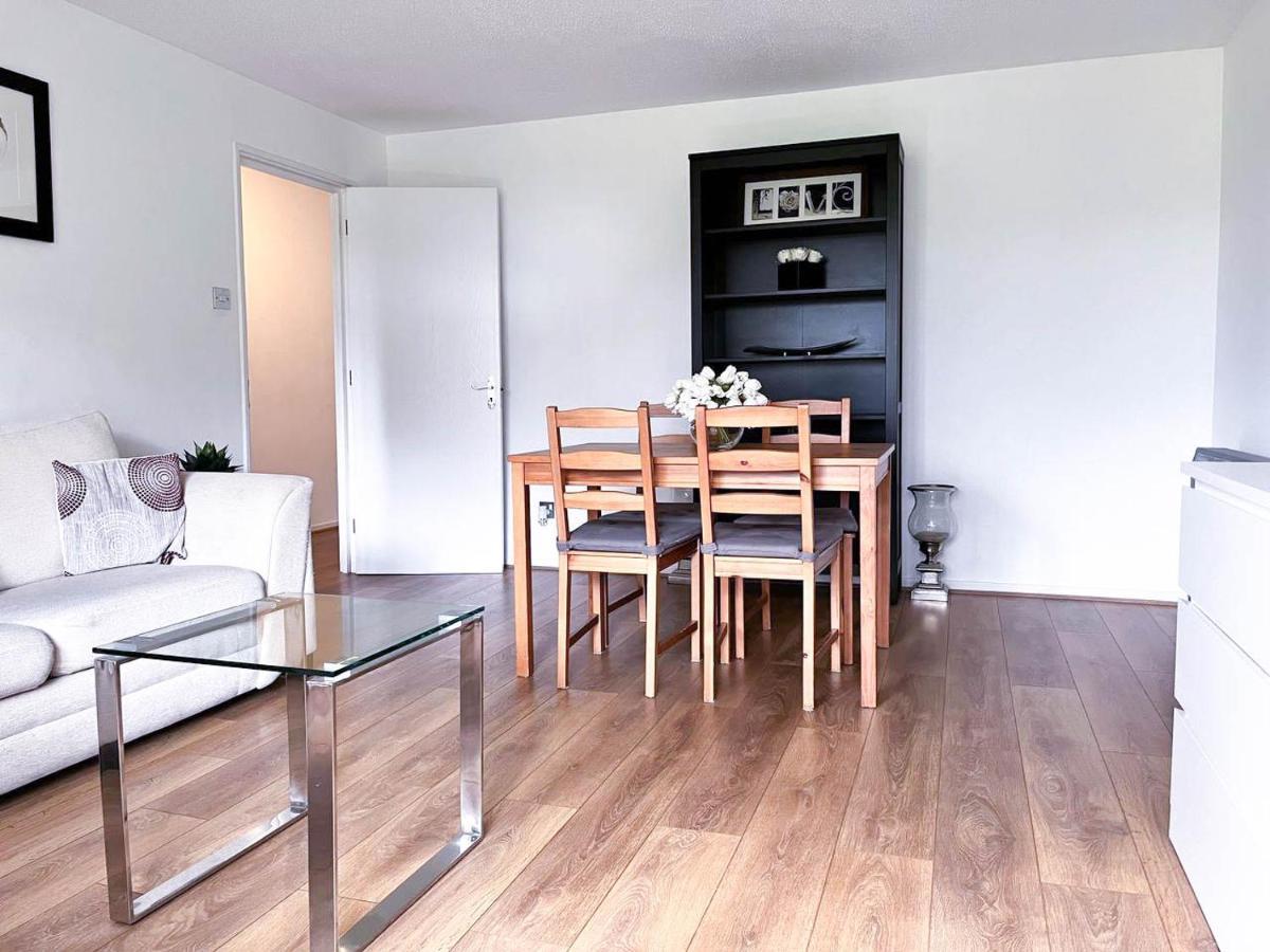 Lovely 2 Bedroom Flat With Free Parking, Great Transport Links To London, The Excel Centre, Canary Wharf And The O2! Londres