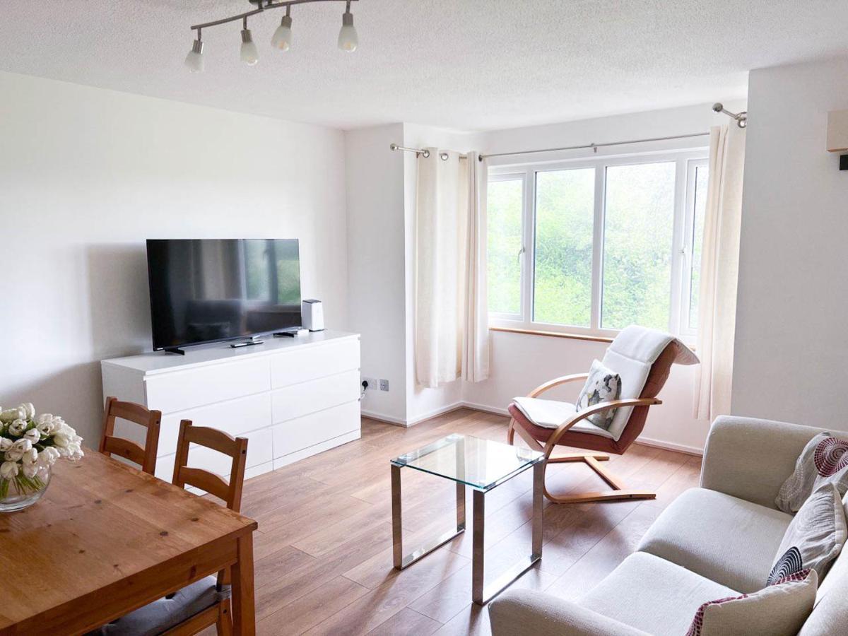 Lovely 2 Bedroom Flat With Free Parking, Great Transport Links To London, The Excel Centre, Canary Wharf And The O2! Londres