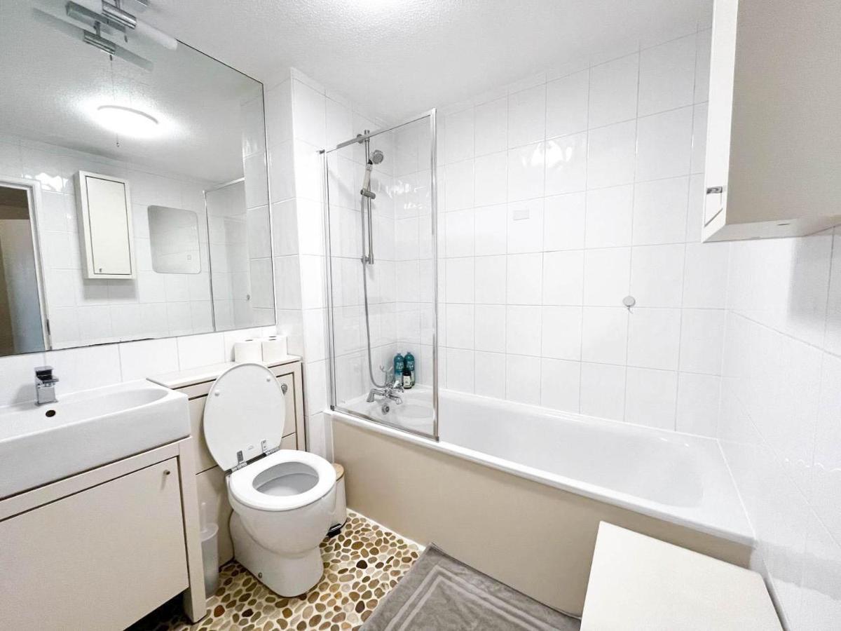 Lovely 2 Bedroom Flat With Free Parking, Great Transport Links To London, The Excel Centre, Canary Wharf And The O2! Apartamento *
