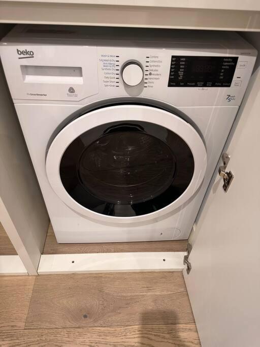 Spacious Modern 1 Bed Apartment. *