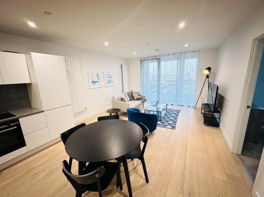 Spacious Modern 1 Bed Apartment. Apartment
