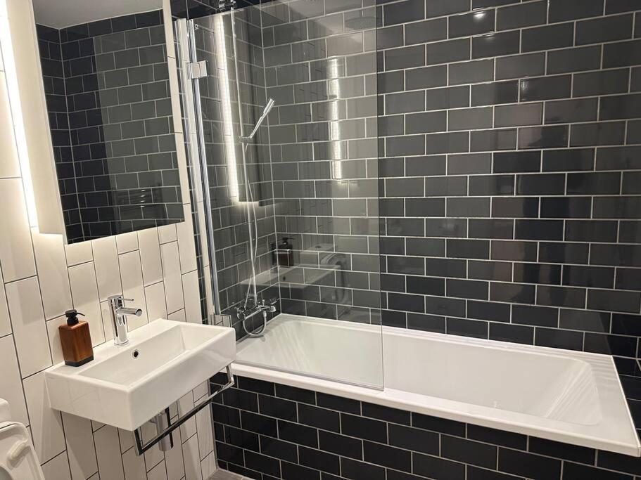Apartment Spacious Modern 1 Bed Apartment. *