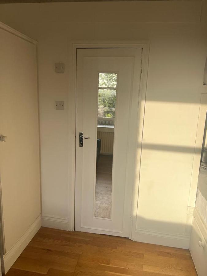 Lovely First Floor Flat-2 *
