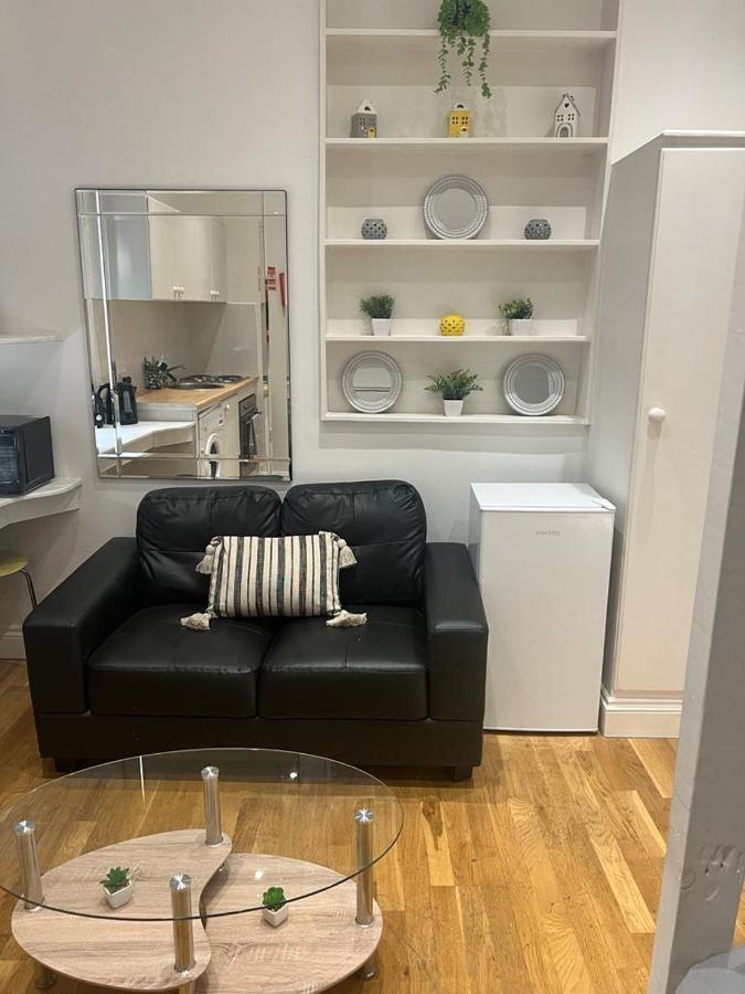Lovely First Floor Flat-2 *