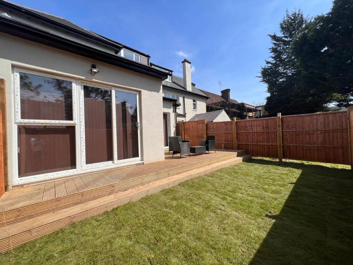 Star Finchley Road 3-bed Escape With Garden Londen