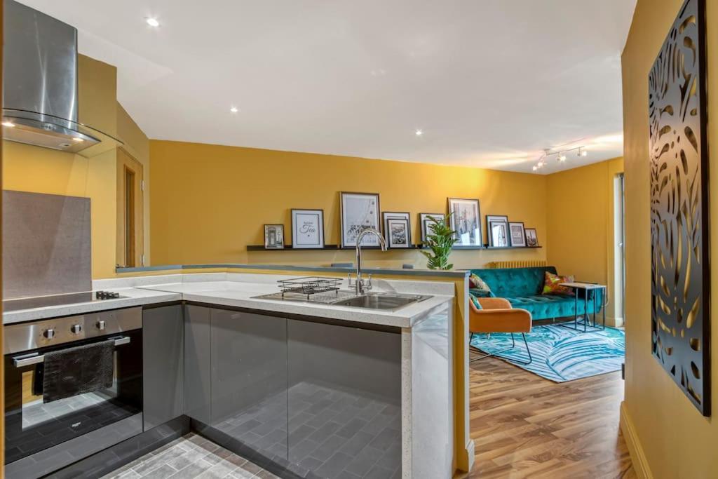 2 Bed Docklands Apt- 02 & Excel *