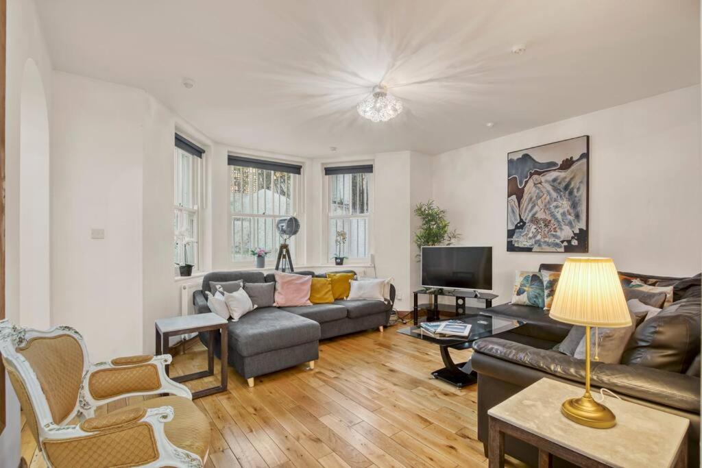 Spacious 3 Bed Apt- Earls Court *