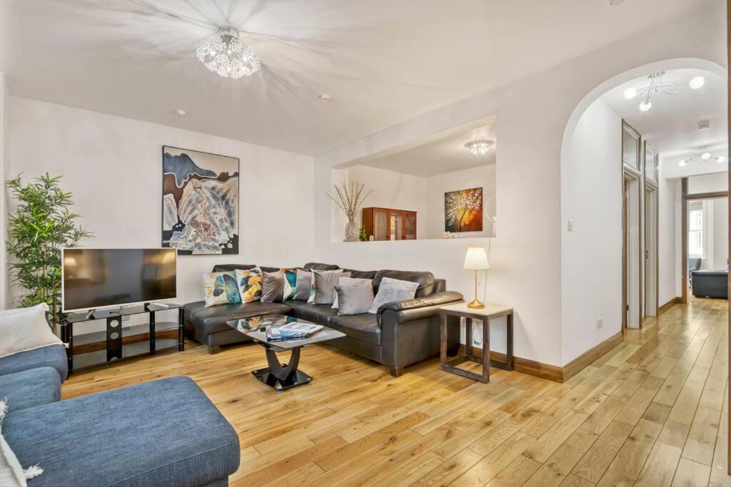 Spacious 3 Bed Apt- Earls Court Apartment *