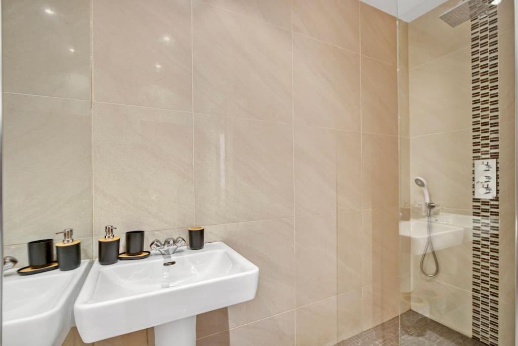 Spacious 3 Bed Apt- Earls Court Apartment *