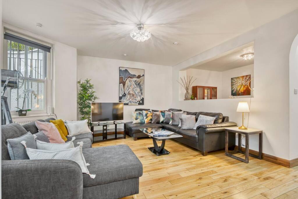 Spacious 3 Bed Apt- Earls Court Apartment *