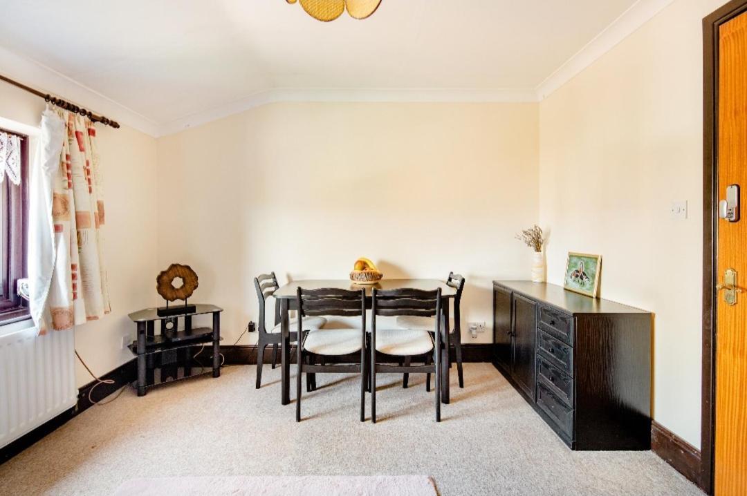 Spacious 2 Mins From Station Pensión *