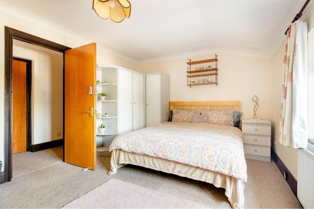 Pensión Spacious 2 Mins From Station