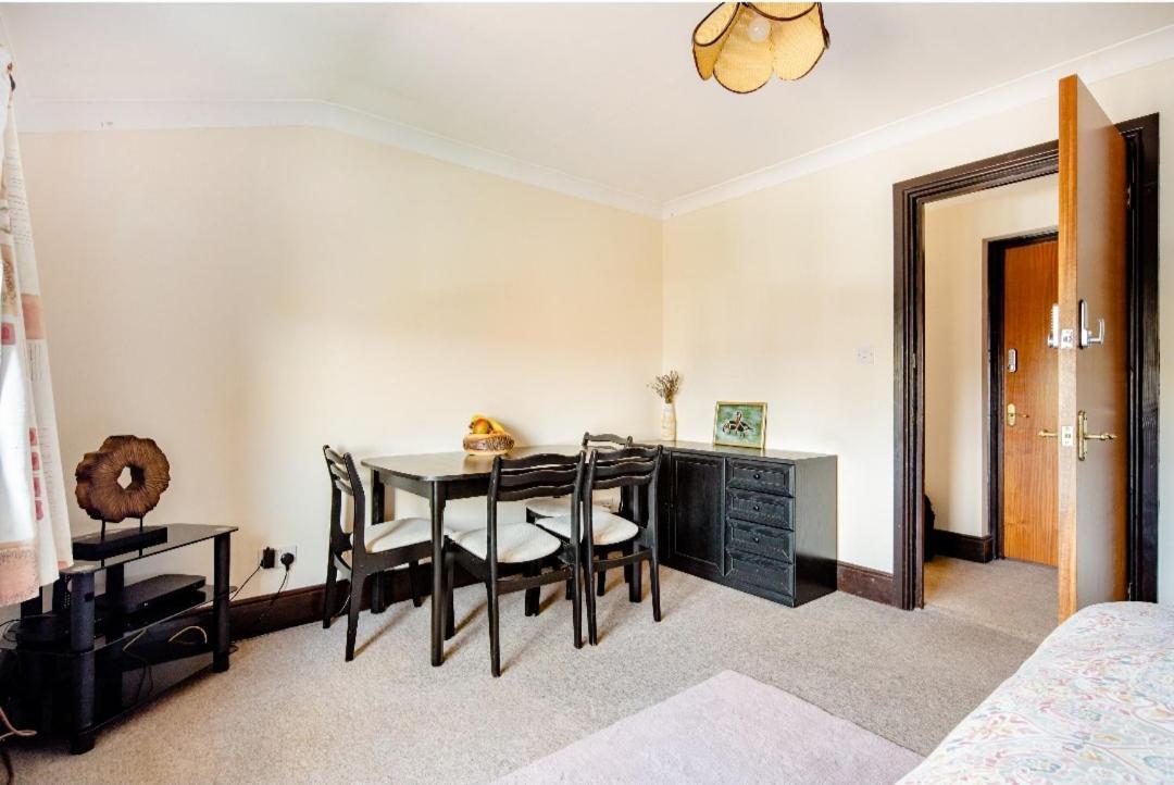 Spacious 2 Mins From Station Pensión *