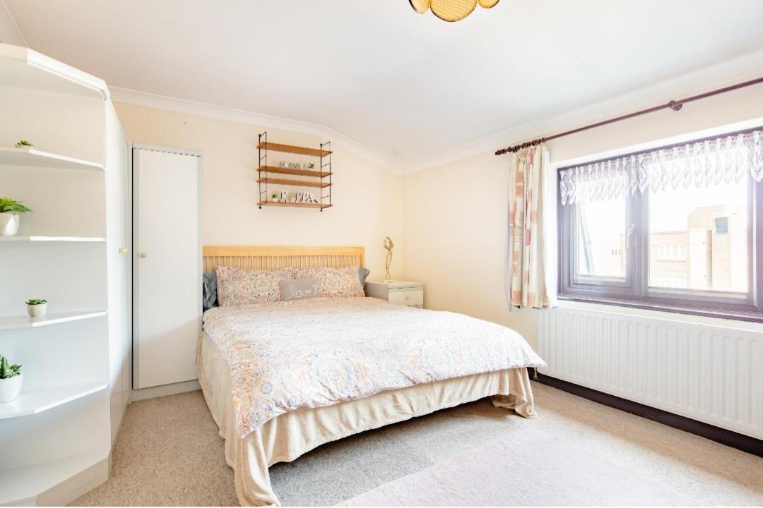 Pensión Spacious 2 Mins From Station Londres