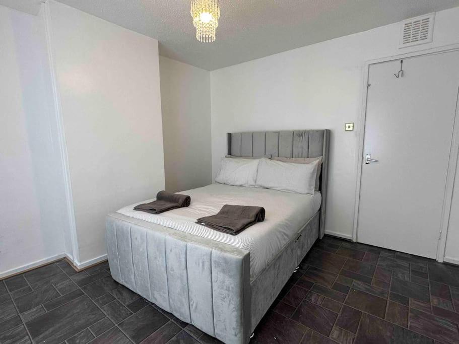 Vakantiehuis New! 4 Bedroom House With Garden And Lawn