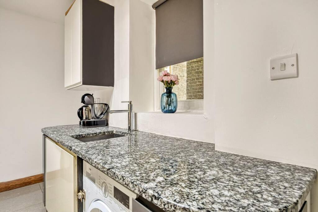 Spacious 3 Bed Apt- Earls Court Apartment