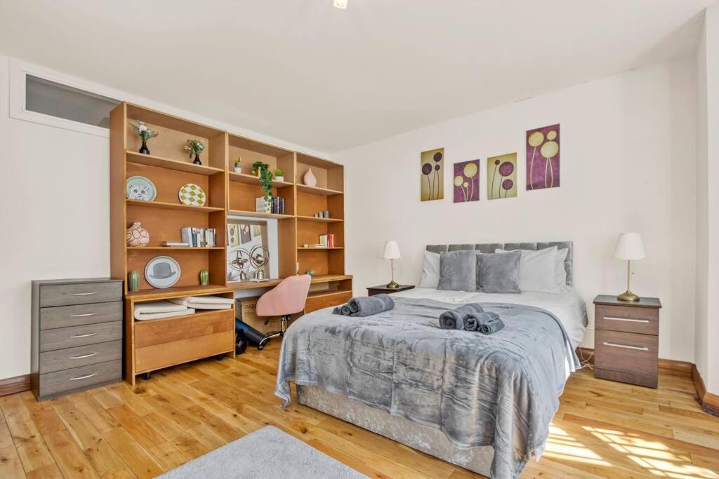 Spacious 3 Bed Apt- Earls Court Apartment
