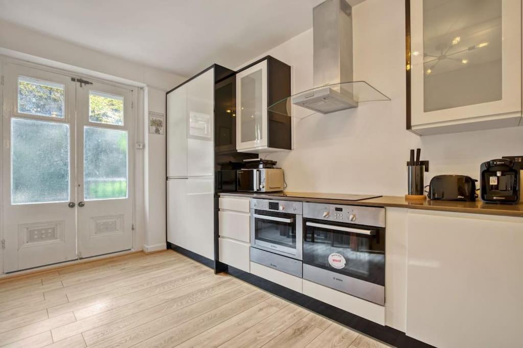 Charming Earls Court Apartment London