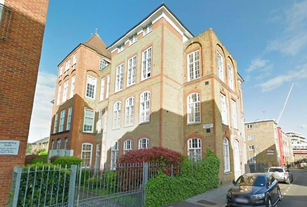 Spacious, Historic Schoolhouse Londres