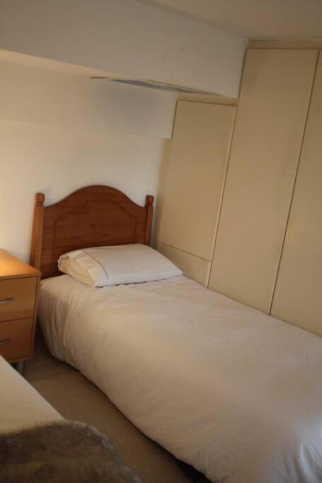 Spacious, Historic Schoolhouse Londres
