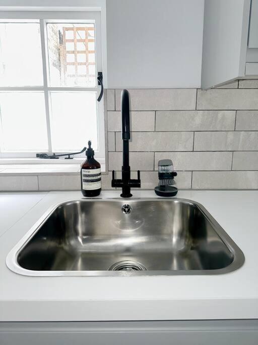 Londwell, Luxe And Leaves, Chelsea Flat With Private Garden * London