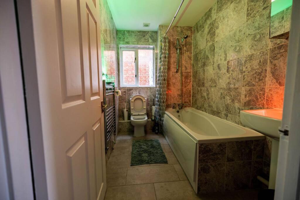 3 Bedrooms House-sofabed-parking-bbqstove-garden Apartamento Londres