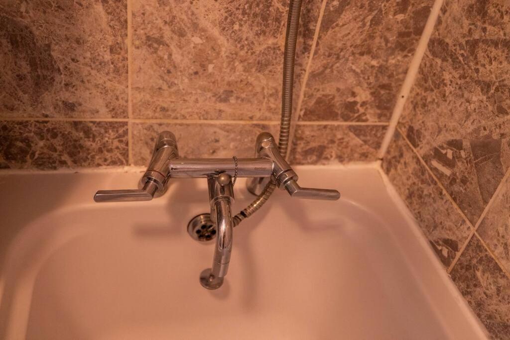 Apartamento 3 Bedrooms House-sofabed-parking-bbqstove-garden *