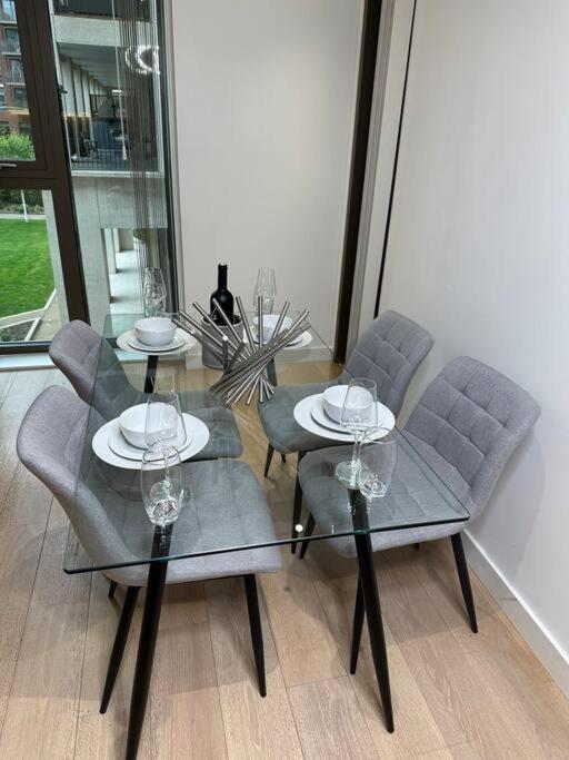 Royal Dock Luxury Apartment