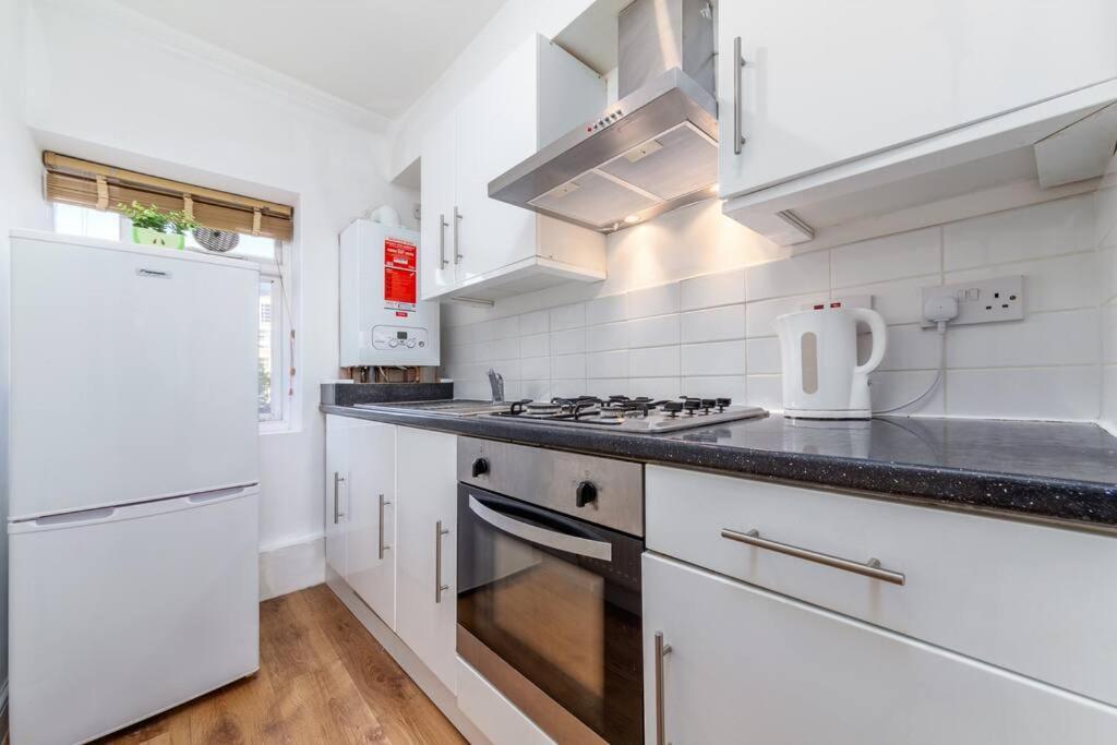 One Bedroom Flat In Central #02 Apartment