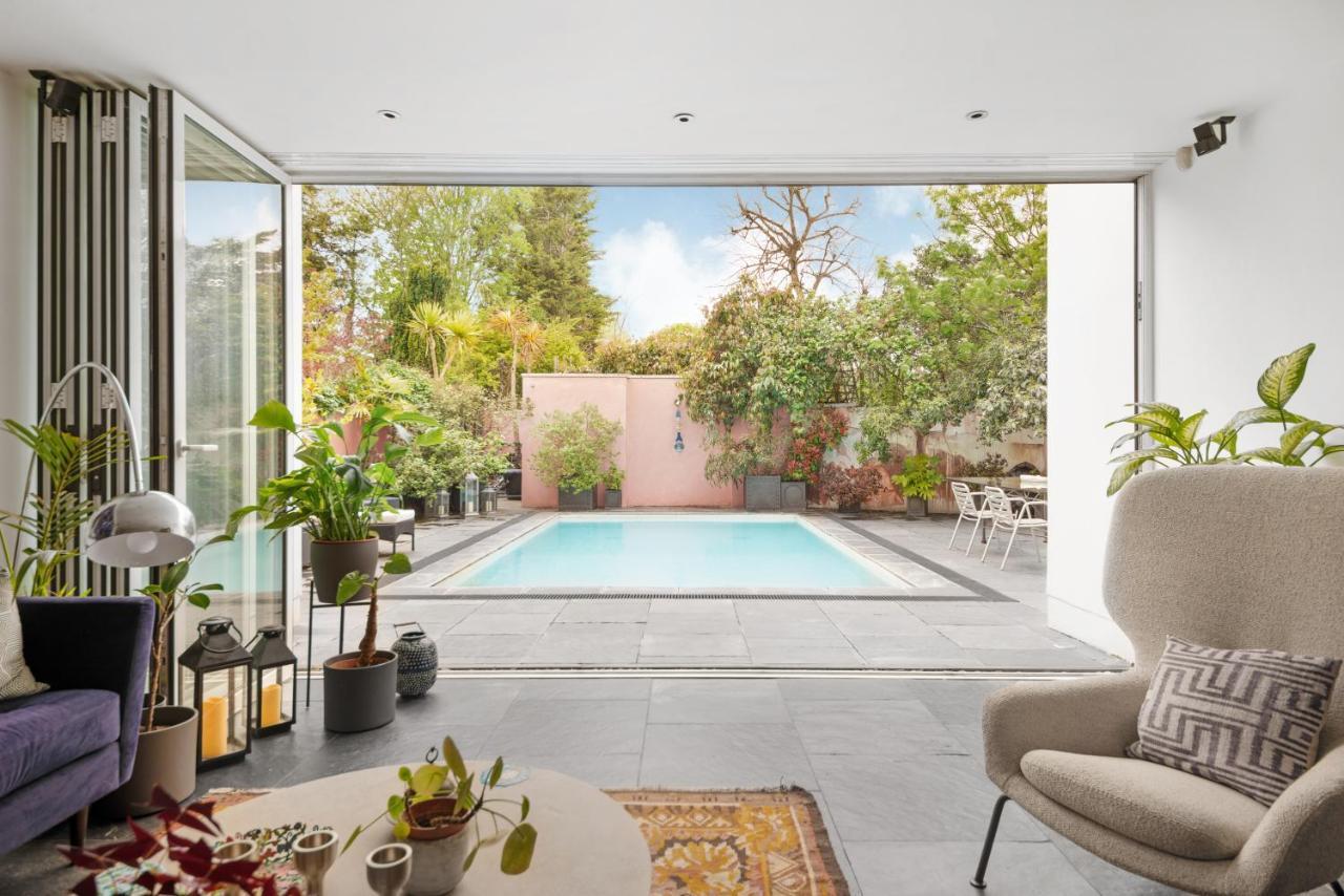 Homestay Studio For 3 With A Private Balcony In A Cubic House With Outside Pool London