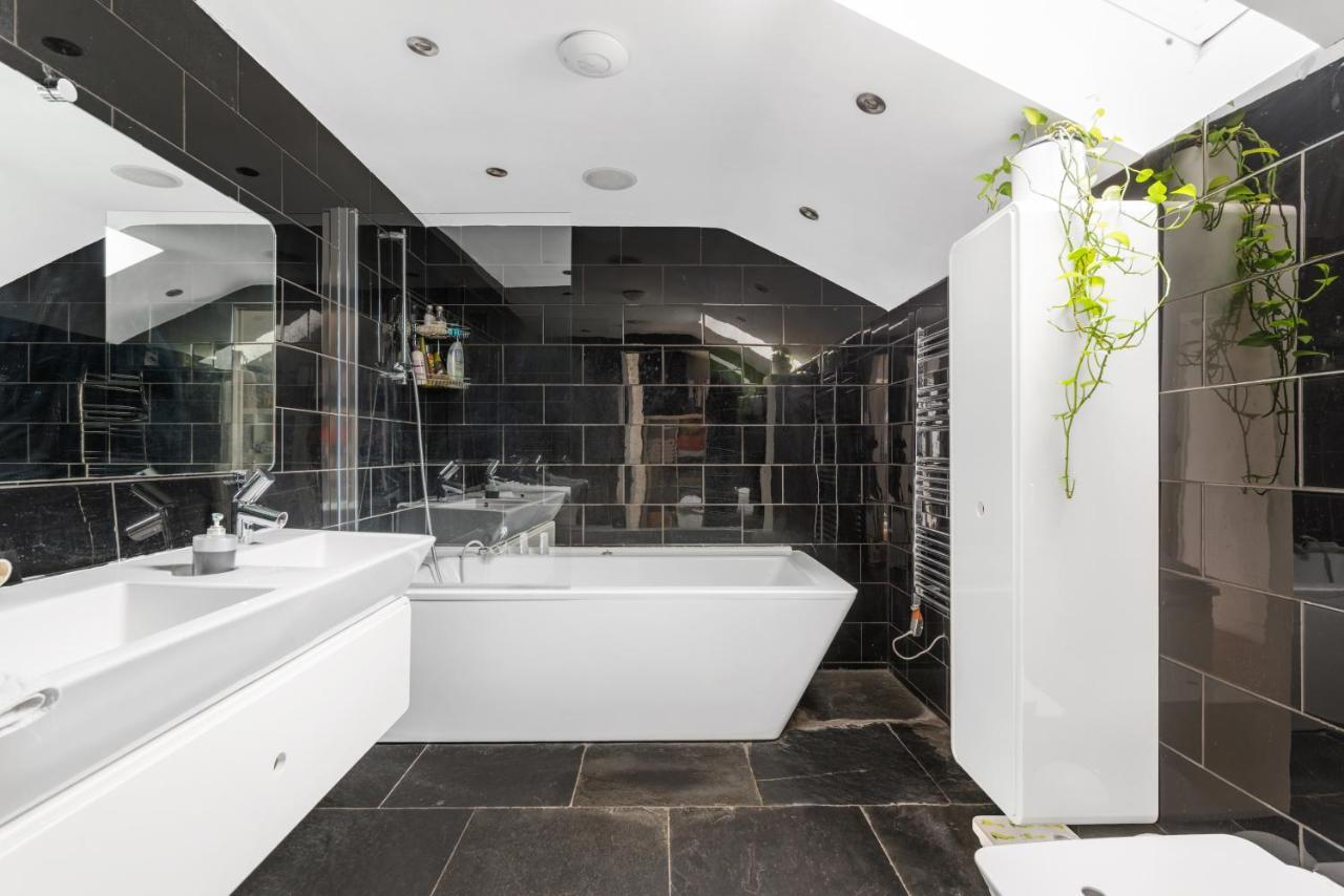 Studio For 3 With A Private Balcony In A Cubic House With Outside Pool Homestay London