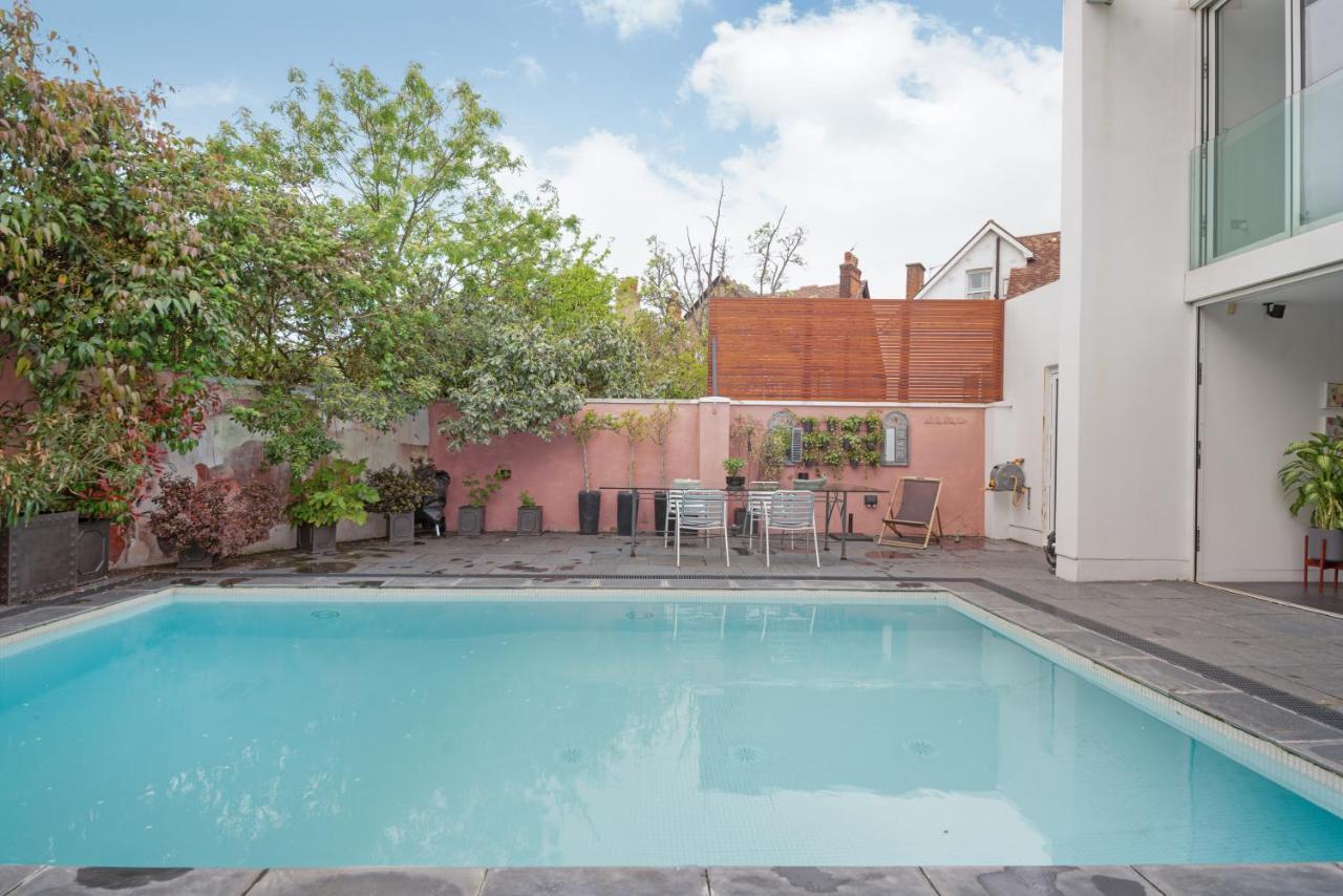 Studio For 3 With A Private Balcony In A Cubic House With Outside Pool London