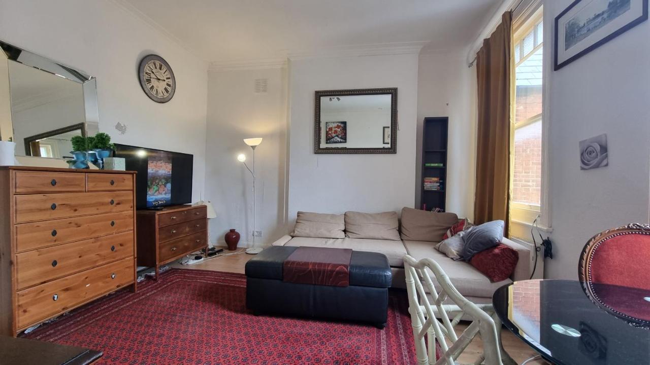 Extra Large One Bedroom Flat With Parking Bed and breakfast *