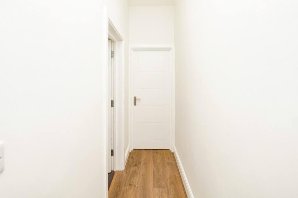 Newly Renovated Modern 4 Bed 3 Bath * Londen
