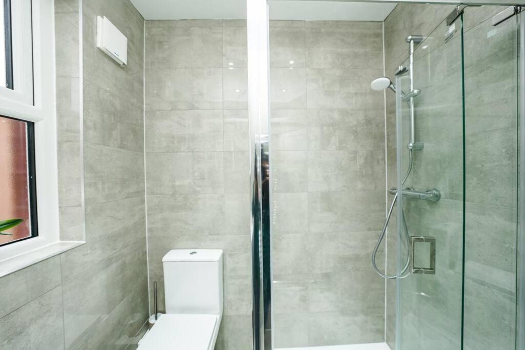 Appartement Newly Renovated Modern 4 Bed 3 Bath Londen