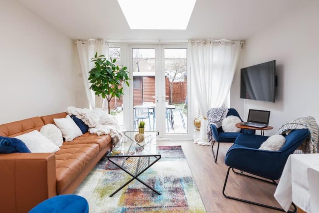 Newly Renovated Modern 4 Bed 3 Bath *