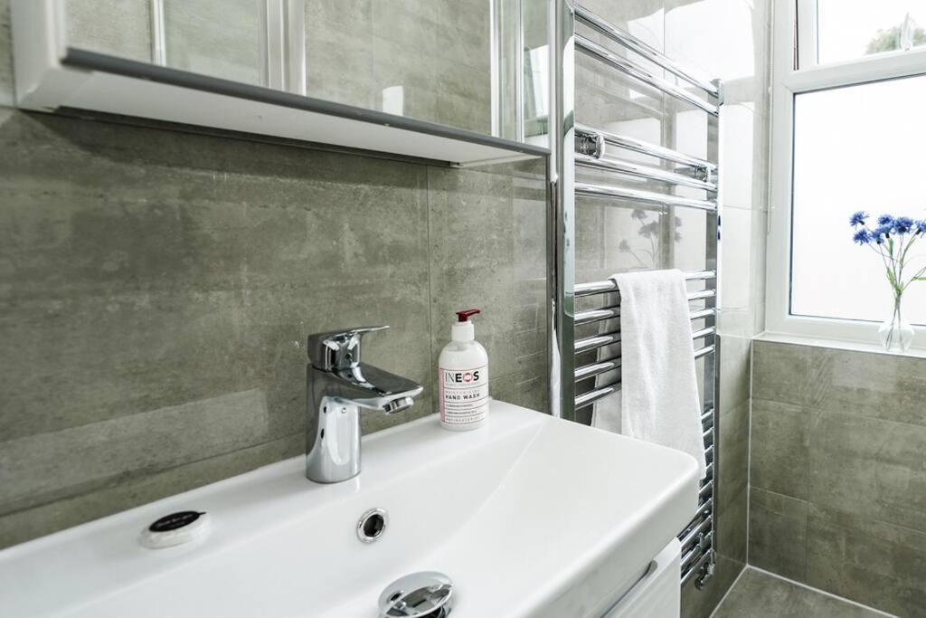 Newly Renovated Modern 4 Bed 3 Bath