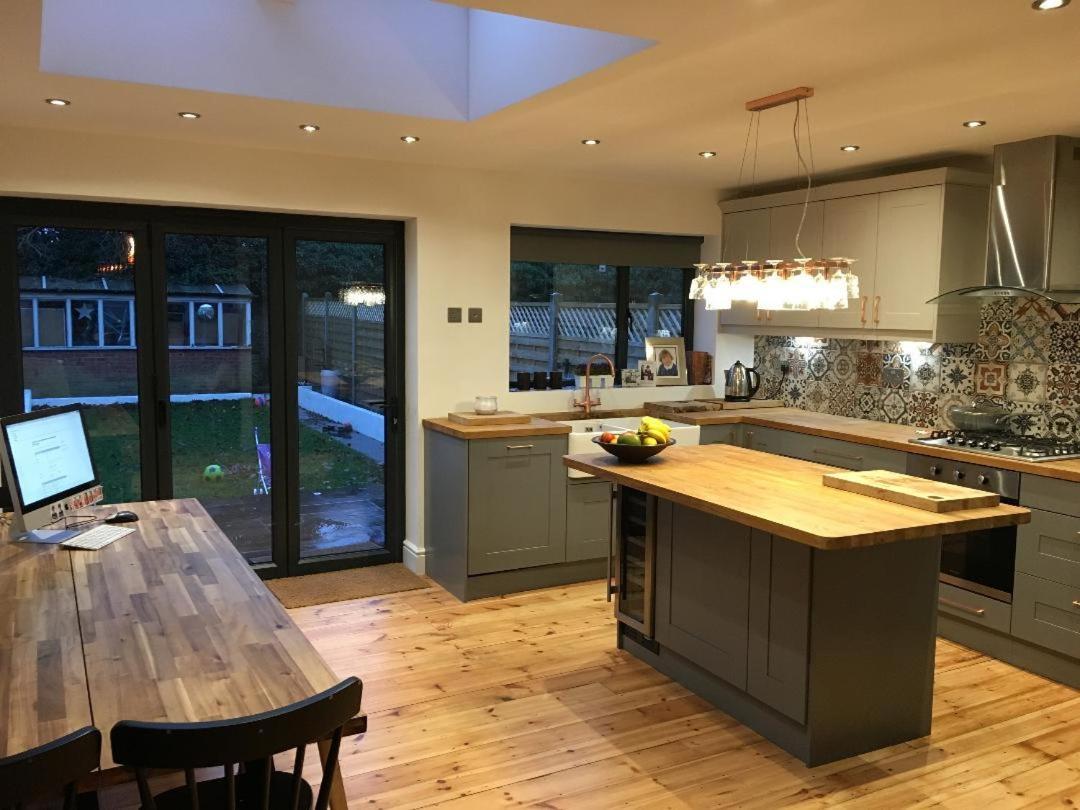 Three Bedroom Family With Garden In Walthamstow Hébergement de vacances