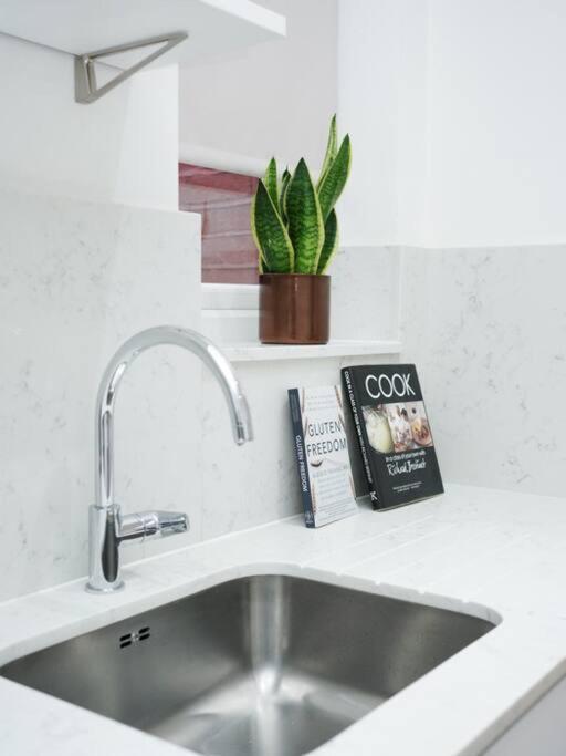 Newly Renovated Modern 4 Bed 3 Bath